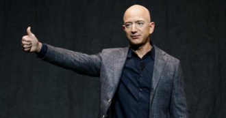 Copertina di Tasse sulle multinazionali, per Amazon potrebbe non cambiare nulla o quasi. Le nuove regole “graziano” il colosso di Bezos