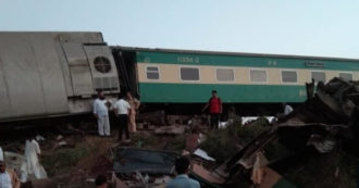 Copertina di Pakistan, scontro tra due treni dopo un deragliamento: 36 vittime e almeno cento feriti. Anche l’esercito in campo per i soccorsi