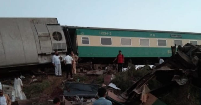 Pakistan, scontro tra due treni dopo un deragliamento: 36 vittime e almeno cento feriti. Anche l’esercito in campo per i soccorsi