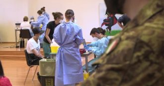 Covid, al via a Milano le vaccinazioni a senzatetto e migranti con il monodose Johnson&Johnson: “Così ci sentiamo più protetti l’uno con l’altro”