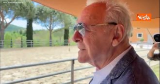 Gaffe di Anthony Hopkins: pubblica un video sui social dicendo di essere in Toscana. Ma in realtà è in Umbria