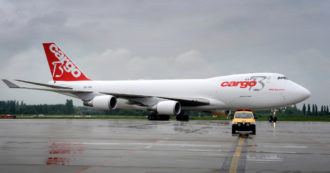 Copertina di Collegamenti aerei cargo tornano sui livelli pre-pandemia. Spedire un container via mare costa il 485% in più di un anno fa