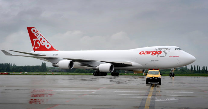 Collegamenti aerei cargo tornano sui livelli pre-pandemia. Spedire un container via mare costa il 485% in più di un anno fa
