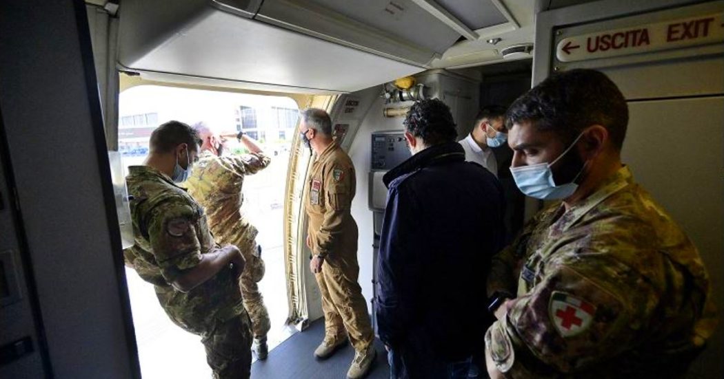 Emirati vietano il passaggio all’aereo dei giornalisti italiani diretti in Afghanistan: Di Maio convoca ambasciatore. Guerini a Herat: “Accogliamo i collaboratori locali nel nostro Paese”