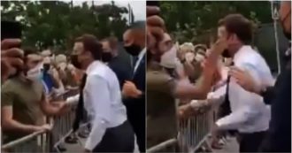 Copertina di Francia, Macron colpito da uno schiaffo mentre salutava la folla in un evento: fermate due persone. Il video