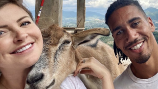 Copertina di Chris Smalling, il calciatore della Roma in vacanza in Giamaica con la moglie: “Abbiamo visto un Ufo assurdo”. Sui social: “Lo guidava Bob Marley?”
