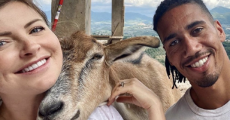 Copertina di Chris Smalling, il calciatore della Roma in vacanza in Giamaica con la moglie: “Abbiamo visto un Ufo assurdo”. Sui social: “Lo guidava Bob Marley?”