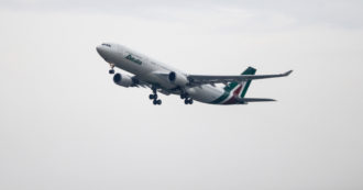 Copertina di Alitalia, la nuova compagnia prova a decollare. Ma il conto dei soldi spesi dallo Stato è già in orbita: 13 miliardi