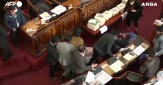 Copertina di Rissa in Parlamento in Bolivia durante il dibattito sull’arresto della ex presidente Anez: calci e pugni in Aula – Video