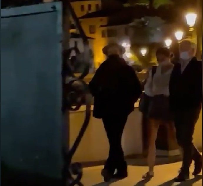 Bono Vox avvistato all’isola d’Elba: riconosciuto dai fan per strada. E scatta l’applauso – Video