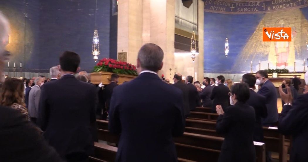 Funerali Guglielmo Epifani, un lungo applauso accoglie l’ingresso del feretro nella chiesa di San Bellarmino a Roma – Video