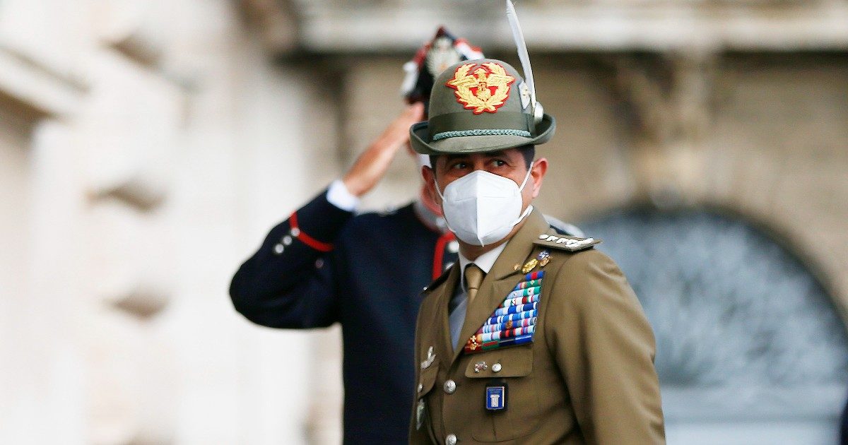 Vaccino in vacanza, le varianti del generale Figliuolo: da possibilità concreta a “non-problema”. Ora dà il via libera: “Ma è più uno spot che una necessità”