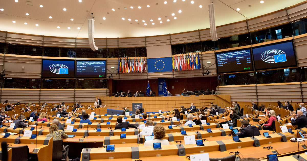 Ue, popolari e sovranisti si avvicinano: sostegno alla candidata alla presidenza del Parlamento. Salvini invoca un gruppo unico, ma il Ppe: “Mai con chi è contro l’euro”