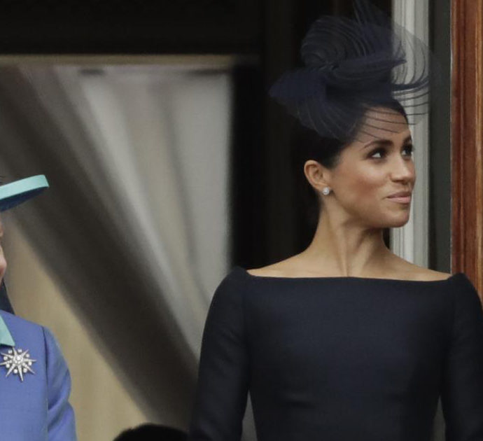 Royal baby, “Meghan e Harry non hanno chiesto il permesso alla Regina Elisabetta”. Portavoce costretto a intervenire