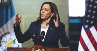 Copertina di Harris chiude la porta ai migranti, Ocasio: “Una vera delusione”