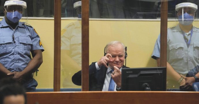Copertina di Mladic, il massacratore che dà la colpa al destino