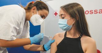 Copertina di “Se il virus circola poco più rischi che benefici”. Così scrisse l’Ema