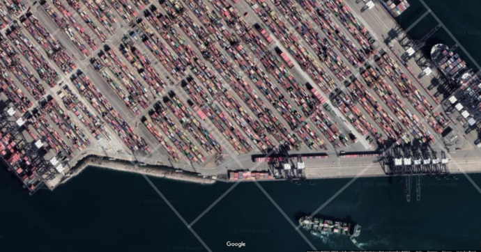 Il Covid ferma il porto cinese di Yantian. Già 50 navi in attesa di attracco. Per la logistica una crisi peggiore del blocco di Suez