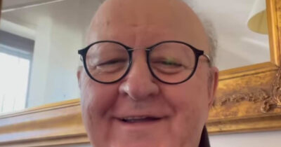 Copertina di “Quando devo entrare in scena prendo sempre il Tavor e guai chi me lo toglie. Mi corteggiano solo donne più giovani, ma con l’amore ho chiuso”: parla Massimo Boldi