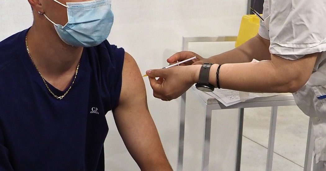 Vaccino 12-17 anni, la cautela della Germania: dose non raccomandata per questa fascia. “Pochi dati sugli effetti collaterali e dubbi sui benefici collettivi”