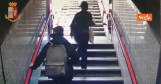 Copertina di Milano, tentata rapina all’uscita della metro Duomo: 27enne minacciata con un paio di forbici. Due fermati – Video