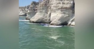 Copertina di Si tuffa da una scogliera alta 36 metri ma centra una barca turistica: morto sul colpo