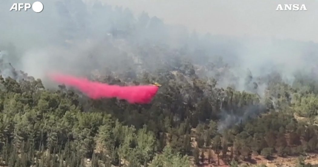 Vasto incendio alle porte di Gerusalemme: così i canadair cercano di spegnere le fiamme – Video