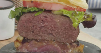 Copertina di Gordon Ramsay, il nuovo hamburger con mela, cipolla carne e altri 17 ingredienti: “Una schifezza, perfetto per dislocare la mascella”