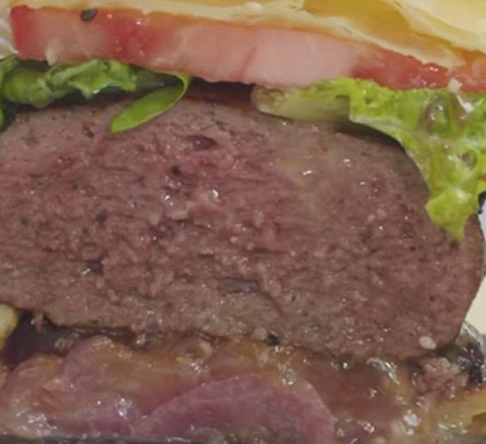 Gordon Ramsay, il nuovo hamburger con mela, cipolla carne e altri 17 ingredienti: “Una schifezza, perfetto per dislocare la mascella”