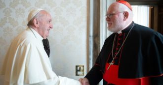 Copertina di Pedofilia in Germania, il Papa respinge le dimissioni del cardinale Marx: “Come Chiesa dobbiamo chiedere la grazia della vergogna”