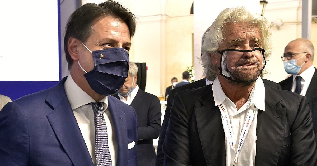 Grillo, lo strappo definitivo con Conte: “Lui non può risolvere i problemi del M5s. Non ha visione politica né capacità manageriale”. E torna da Casaleggio: “Votazione del direttorio su Rousseau”