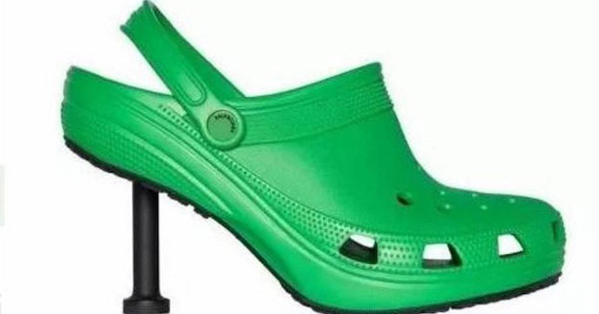 Crocs e Balenciaga lanciano il must dell’estate 2021: gli zoccoli con il tacco. Ecco quanto costano