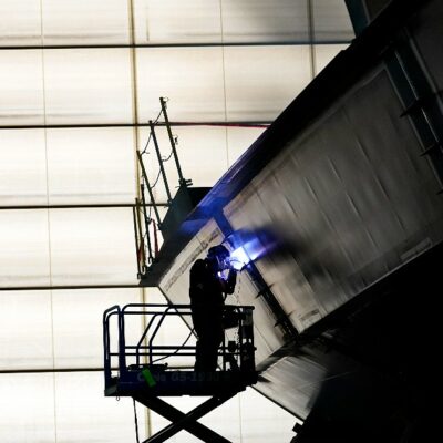 Copertina di Due operai degli appalti Fincantieri travolti da una fiammata ad Ancona: uno muore ustionato