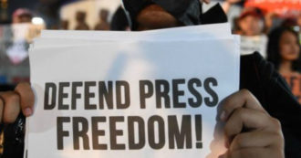 Copertina di Giornata mondiale della libertà di stampa, l’Italia perde 17 posizioni: “Autocensura dei giornalisti per conformarsi a linee editoriali”