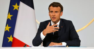 Copertina di Francia, Macron spinge la vaccinazione: ‘Senza terza dose i 65enni non avranno il green pass’. Sul nucleare: ‘Torneremo a costruire centrali’