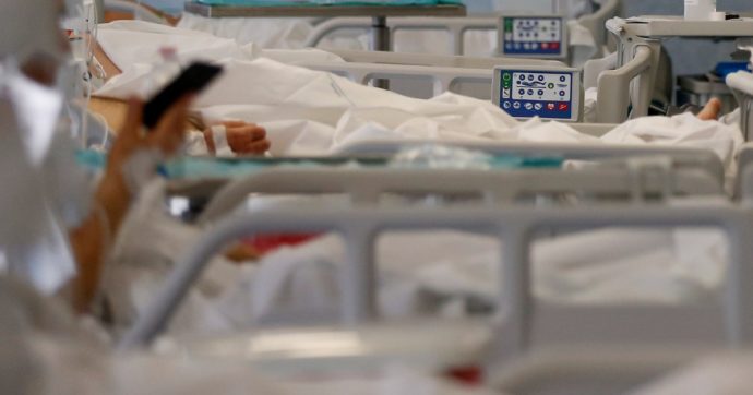 Covid, in Alto Adige è emergenza posti letto in ospedale: sospesi gli interventi non urgenti. Il dg dell’Asl: “Ogni letto Covid manca altrove”