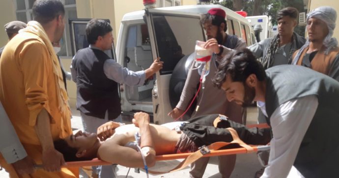 Copertina di Prove di guerra civile: 10 morti, scontro tra Isis e Talebani