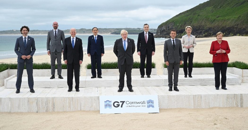 G7, la foto di gruppo dei leader mondiali mostra un dettaglio sfuggito alla claque pro-Draghi