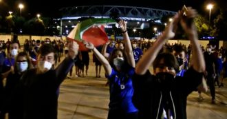 Copertina di Europei 2021, la festa dei tifosi azzurri all’Olimpico dopo la vittoria contro la Turchia