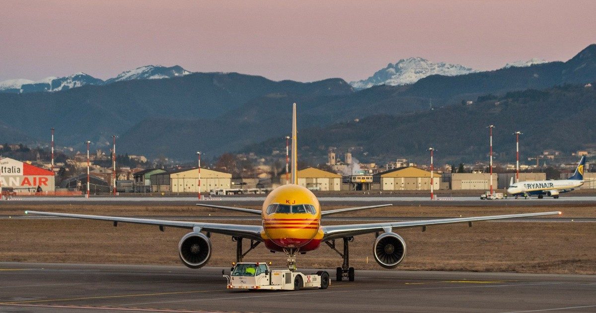 Pilota si sente male durante l’atterraggio, bloccato l’aeroporto di Orio al Serio: voli in ritardo o dirottati su altri scali