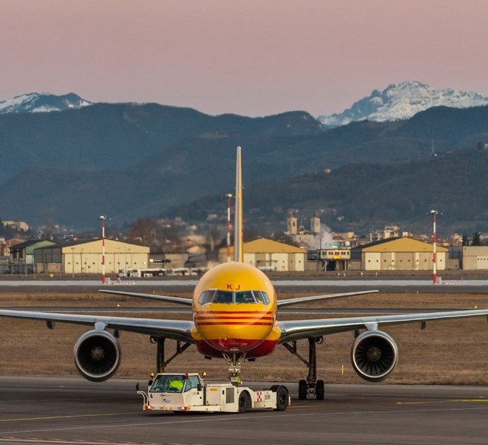Pilota si sente male durante l’atterraggio, bloccato l’aeroporto di Orio al Serio: voli in ritardo o dirottati su altri scali