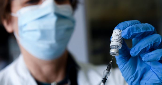 Iniettata soluzione fisiologica invece del vaccino a 6 persone: l’errore nell’hub di Pistoia