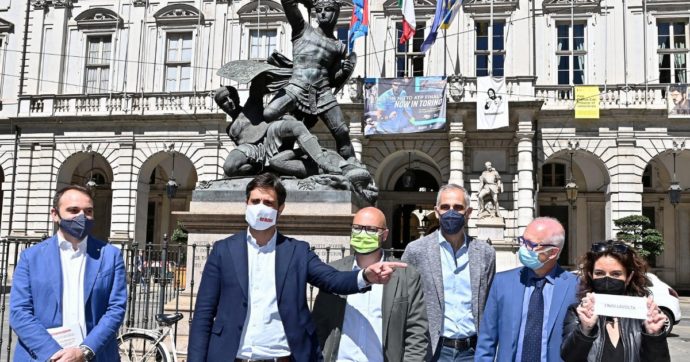 Torino, il Pd ai gazebo Pochi iscritti: il rischio è che perdano tutti