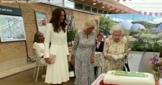 La regina Elisabetta “spadaccina” provetta: così la sovrana taglia la torta al ricevimento per il G7 – Video