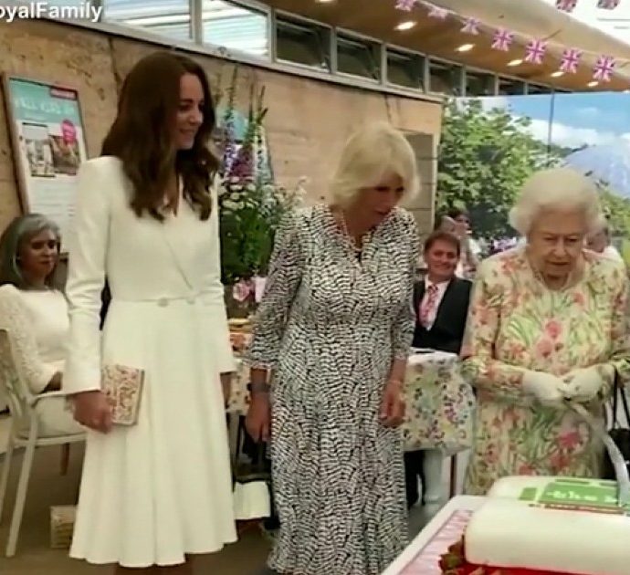 La regina Elisabetta “spadaccina” provetta: così la sovrana taglia la torta al ricevimento per il G7 – Video