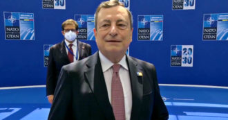 Copertina di Nato, Draghi: “Prima visita di Biden in Europa, ricordate dove andò Donald Trump?” – Video