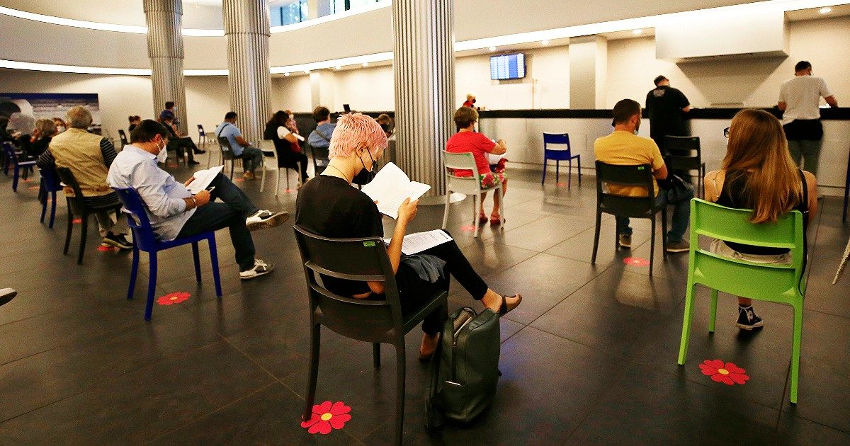 Immunità di gregge? I numeri delle forniture di vaccini in arrivo (con 32 milioni di dosi che rischiano di essere buttate) e le incognite: gli over 60 mancanti e la fretta sugli adolescenti