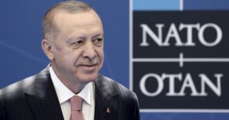 Nato, Erdogan attacca: “Turchia lasciata sola contro i terroristi”. I fronti di scontro con gli alleati, dagli Usa alla Francia