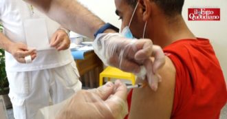 Copertina di In Puglia al via la vaccinazione per i braccianti agricoli stranieri: “Nei ghetti zero distanziamento né igiene. Molti non vogliono, ma è importante”