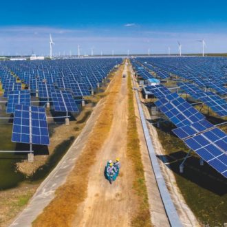 Copertina di La Cina installa in un mese più fotovoltaico di quanto fa l’Europa in un anno. Cosa c’è dietro il record
